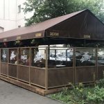Летнее кафе с ограждениями