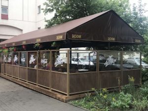Летнее кафе с ограждениями